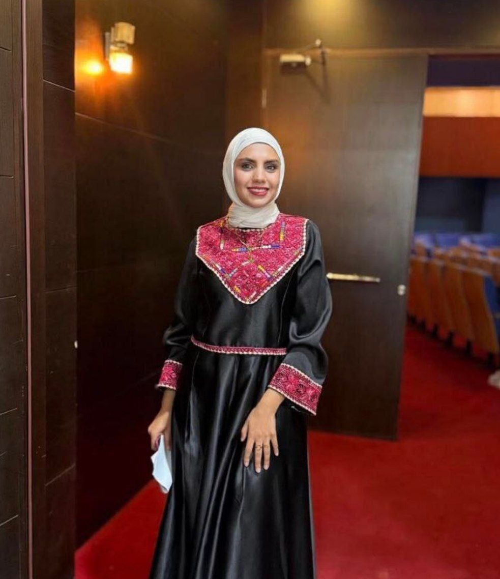 QudsNen's tweet image. Breaking | Israeli occupation forces abduct Palestinian journalist Inas Ikhlawi after storming her home in the town of Ithna, west of Hebron, in the occupied West Bank.