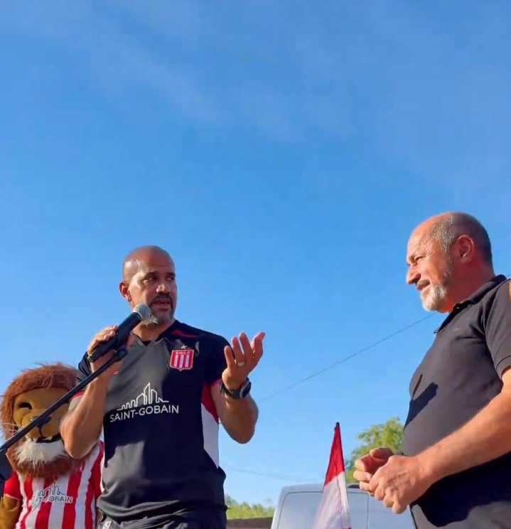 larubiad's tweet photo. Cómo que Verón se pasó toda la tarde en Ensenada con el intendente más peroncho que existe en esta tierra, repartiendo camisetas y pelotas a los niños??? Si acá dicen que #EDLP es un club de "elite" y que Verón vive en miamiiiiiii 😆😂
La única política es ESTUDIANTES DE LA PLATA https://t.co/VfxEwmXXCH
