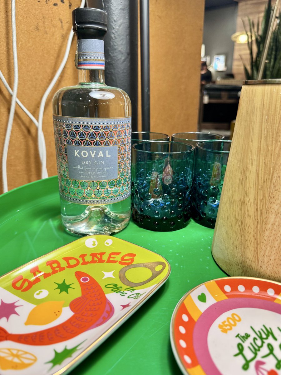 LaurelDelaney's tweet photo. Using your great product as props in an Andersonville #chicago store @sonatdistills @kovaldistillery 🥃 https://t.co/mEW3sbj0Vr