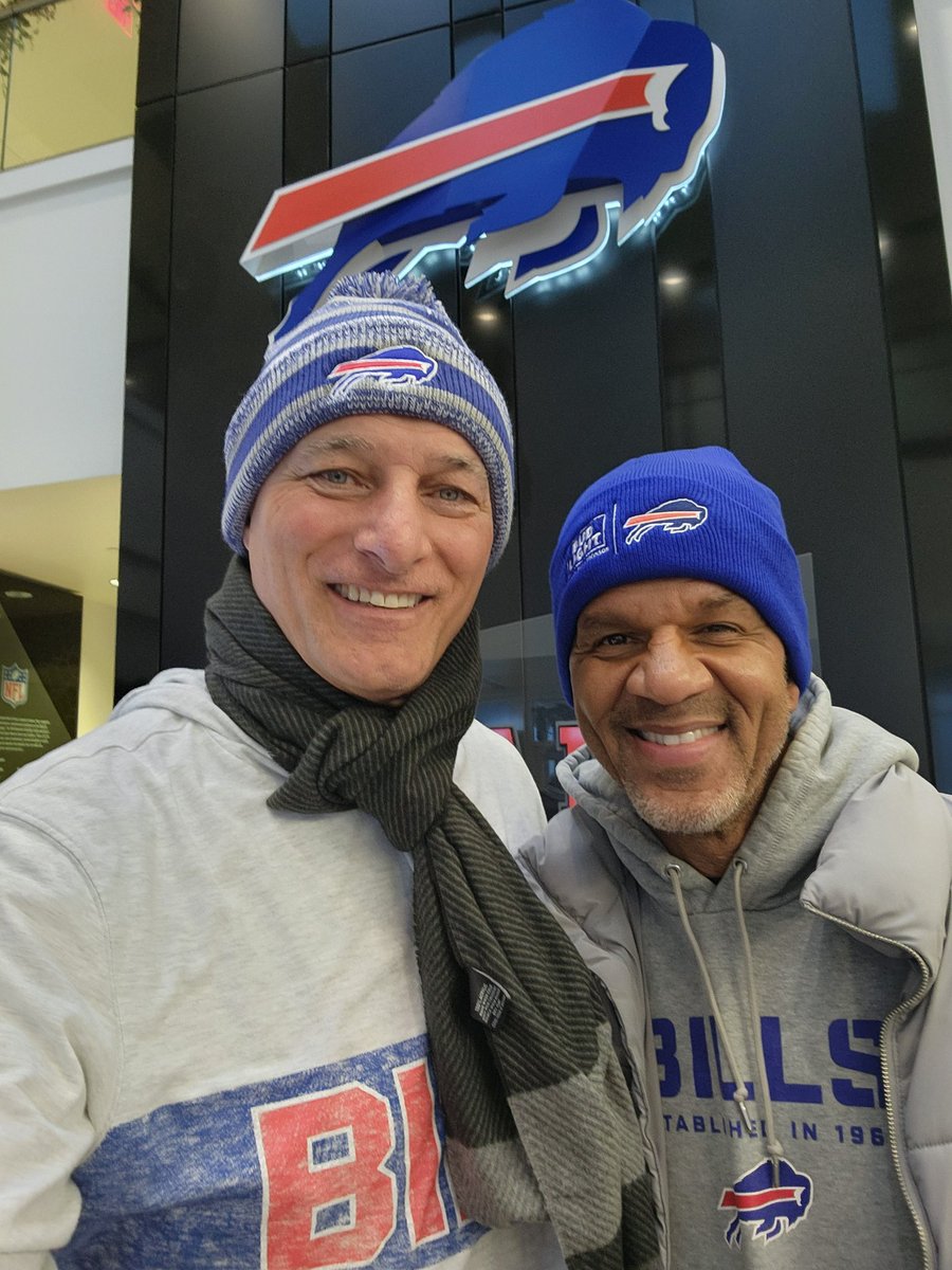 JohnFina's tweet image. A big hug with Jordan Poyer and JA17 @ the tunnel !
The wild and crazy #BillsMafia made for an amazing farewell at Highmark !
Thank you, Bills fans, for making this send-off just incredible !