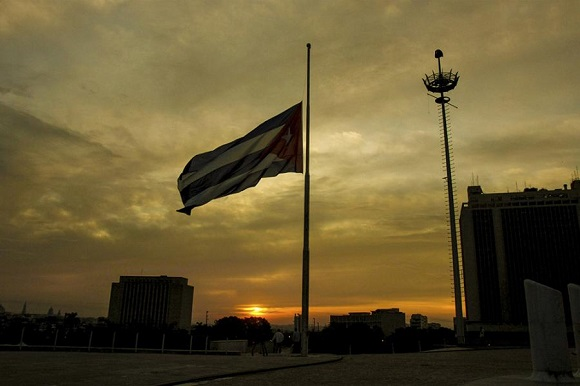 Hoy el pueblo de #Cuba siente un profundo dolor por nuestros hermanos caídos en la defensa del presidente <a href="/NicolasMaduro/">Nicolás Maduro</a>.

La sangre derramada nos recuerda el precio de la resistencia y la dignidad de quienes luchan.

#PasiónXCuba🇨🇺 #CubaConVenezuela🇻🇪