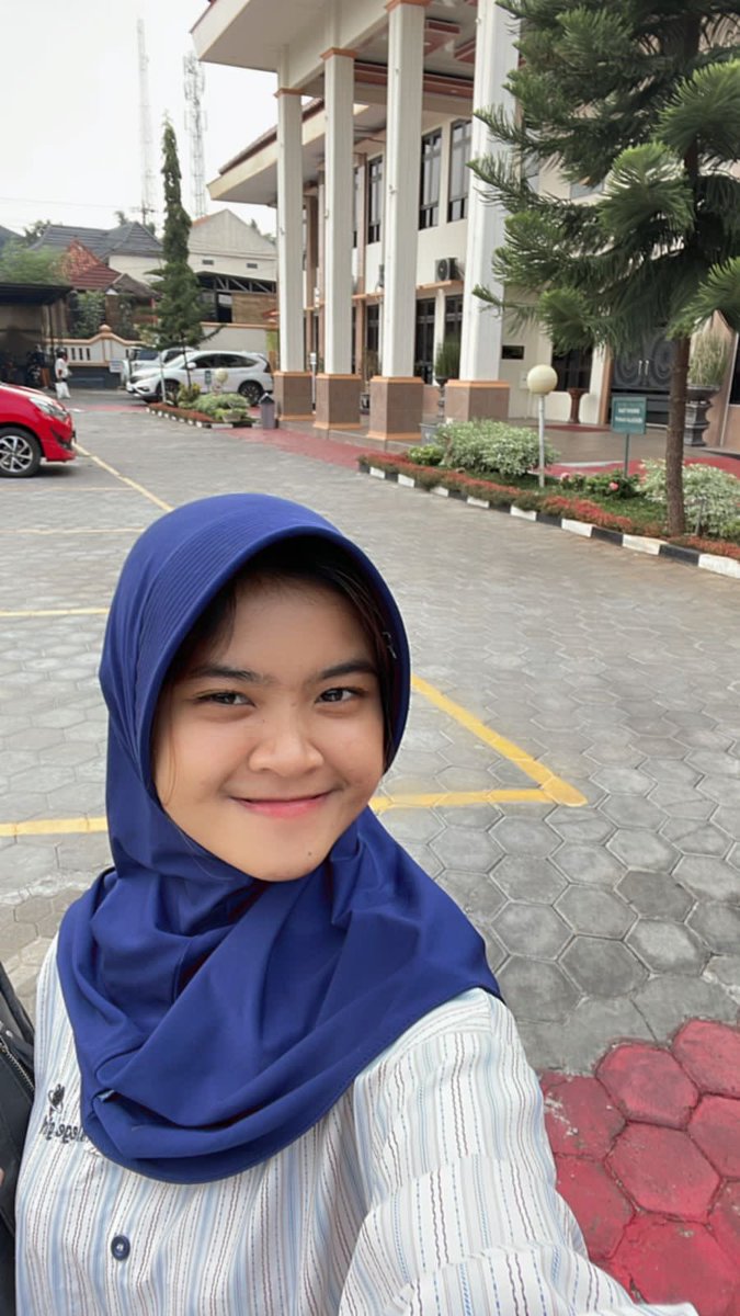 nothingheredad's tweet photo. halo @grok buat background wanita ini berada diparis saat pagi hari yang terdapat kenara eiffelnya dan buat senyata mungkin dan juga tidak mengurangi dan menambah bentum dari wanita tersebu https://t.co/GuZ71upWgb