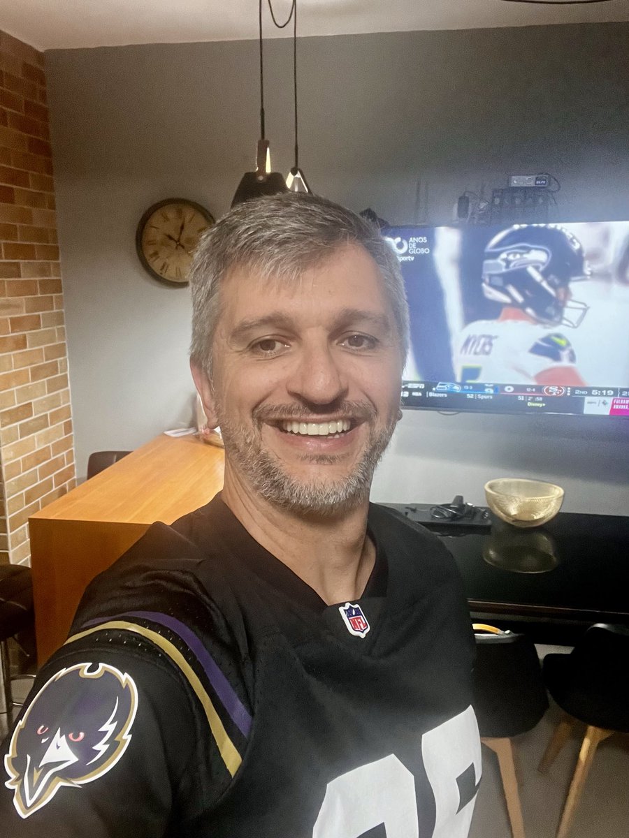 andremarcelo's tweet photo. Evê, esse ano vamos dar uma de seleção italiana e se arrastar até os play offs e depois ganhar o campeonato.
#nflnosportv #goravens https://t.co/U9kdOAZ383