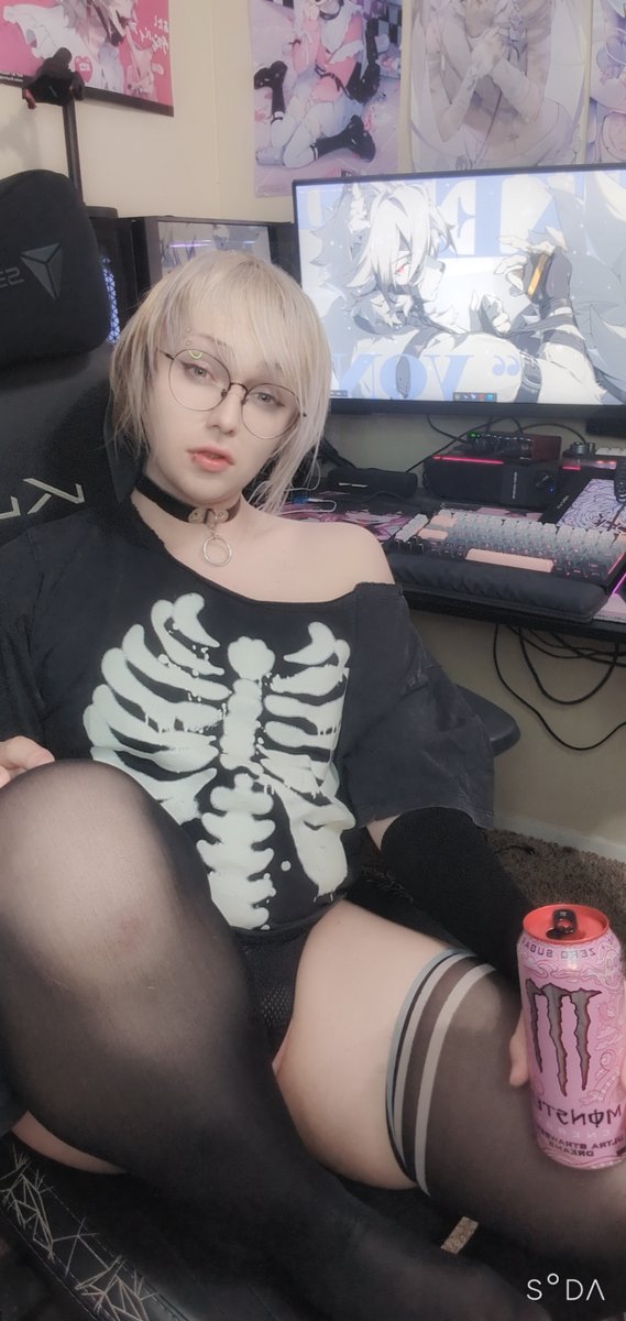 Milkabyss's tweet photo. Your fav emo femboy is back with a new phone :3 https://t.co/9KnSEl3O1w