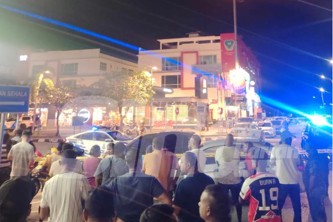 SinarOnline's tweet photo. Lelaki maut ditembak ketika makan di restoran

Kejadian itu berlaku semasa mangsa sedang makan di restoran terbabit.

Artikel: https://t.co/5Wa0YGkkRl

#sinarharian #beritaterkini #tembak