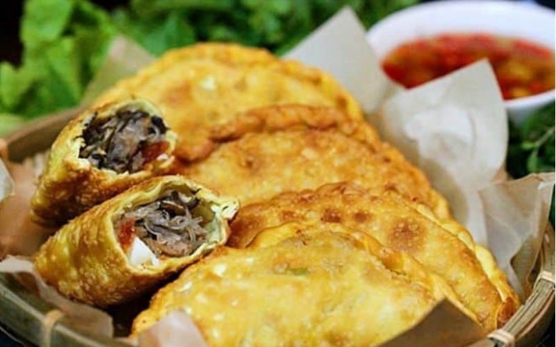 marat1's tweet photo. Banh Goi—“pillow cake” stuffed with glass noodles, minced pork, mushrooms, and quail eggs.

It looked innocent. Instead, it hit like an uppercut of nostalgia for a childhood I never actually lived in Hanoi. 

One bite, I belonged. One chew, I felt absurdly, irrationally at home. https://t.co/8N8d9IXys7