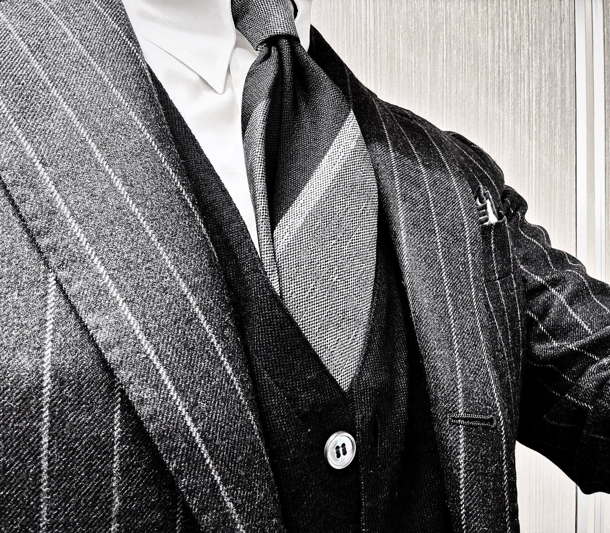 mimipapanosuke's tweet photo. 皆様、新年明けましておめでとうございます🎍✨
本年も宜しくお願い申し上げます🙇‍♂️✨
今日から仕事始め✨
グレーストライプのスーツにニットジレを入れ、オーダーしたお気に入りのネクタイで出社。時計はワールドタイムにしました🌍
今年一年、皆様にとって素晴らしい一年になりますように🙏✨ https://t.co/FZjKJL7O54
