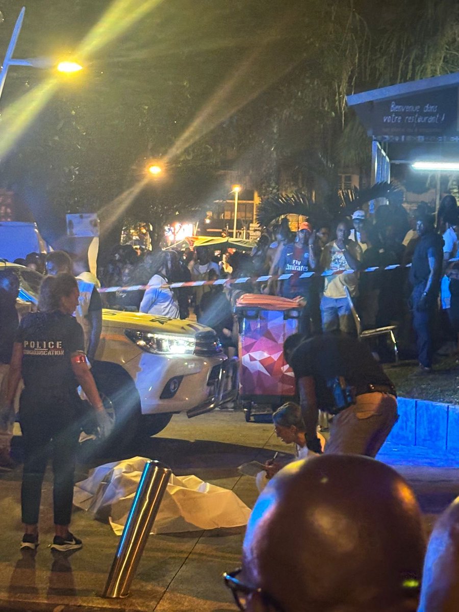 StimpflingEric's tweet image. #FaitsDivers 🔴🔴🔴
Un homme a été tué ce soir d’une balle en pleine tête , en marge d’un déboulé à Pointe-à-Pitre. @Procureur_pap se rend sur place.
(Photo RS)
@guadeloupela1e @Sdis971 @PoliceNat971