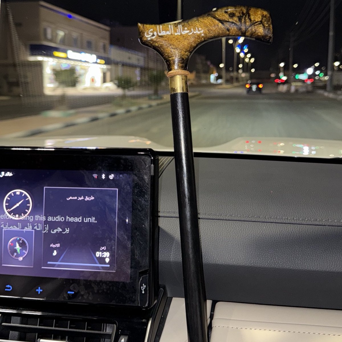 عزنا الله بالوقار ولا اختلف مذهبنا
من تغيّر مذهبه جعله فدا رجلينا

و اللي يقفانا بهرج الزور و يعذربنا
يبي يشيب رمش عينه ما بحث خافينا

اسمنا قد المديح و فعلنا معجبنا 
و النعم يفخر سموّه لا طرا طارينا 

يكفي ان اللي سوات المنقله لا غبنا
يعتدل وضعه سوات المسطره لا جينا