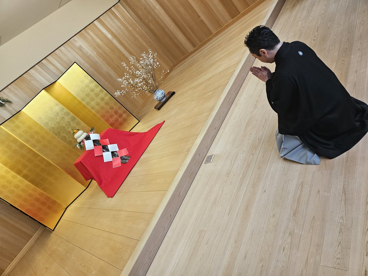ToshiyagiT's tweet photo. 今年も舞台の満開の啓翁桜を前に門弟の皆様とのご挨拶で和やかに年が明けました。　本年も皆で真摯に楽しく舞踊道に励みたいと思います。　#寿柳貴彦　#寿柳流 https://t.co/iJU3JQ0Vff