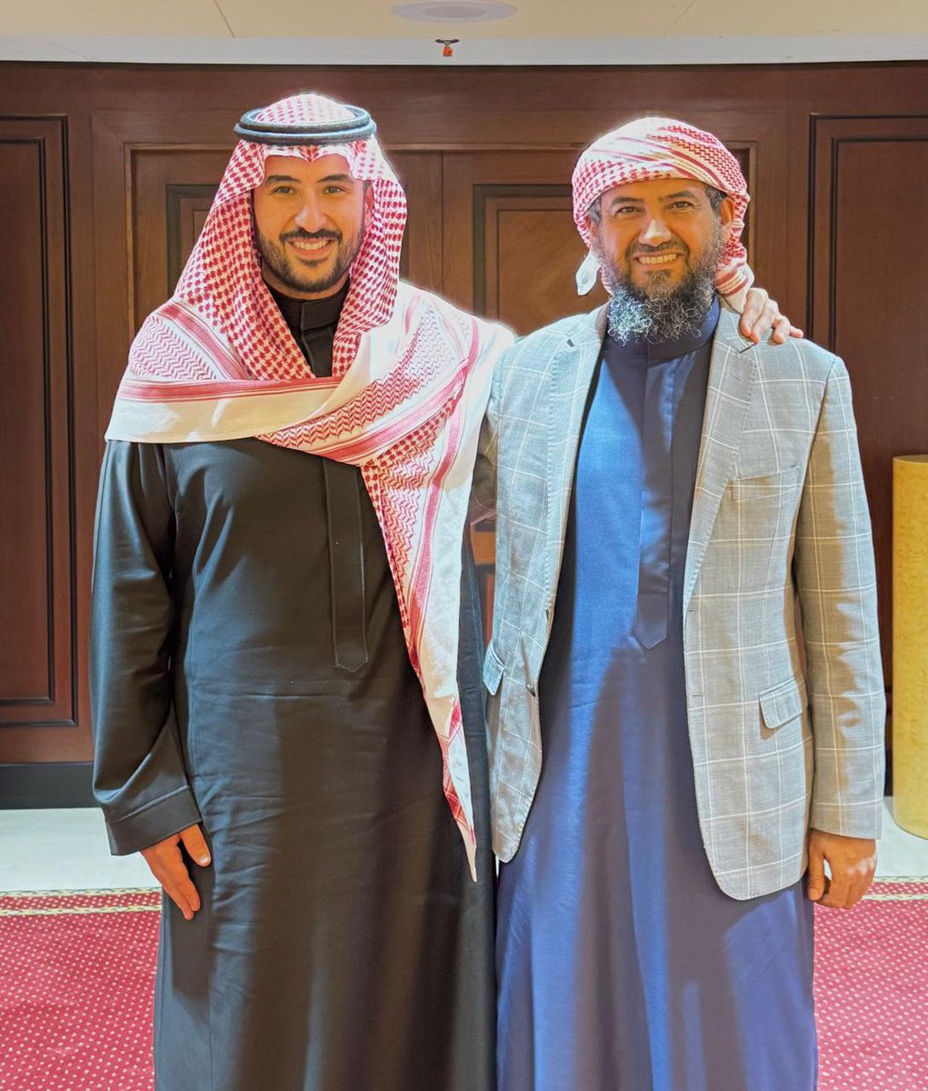 التقيتُ اليوم أخي صاحب السمو الأمير خالد بن سلمان بن عبدالعزيز، وزير الدفاع في المملكة العربية السعودية الشقيقة.
وجرى خلال اللقاء، الذي سادته روح الأخوّة والتفاهم، تبادلُ وجهات النظر حول مستجدات الأوضاع في اليمن، وفي مقدمتها القضية الجنوبية العادلة، ومناقشةُ سبل تنسيق وتعزيز