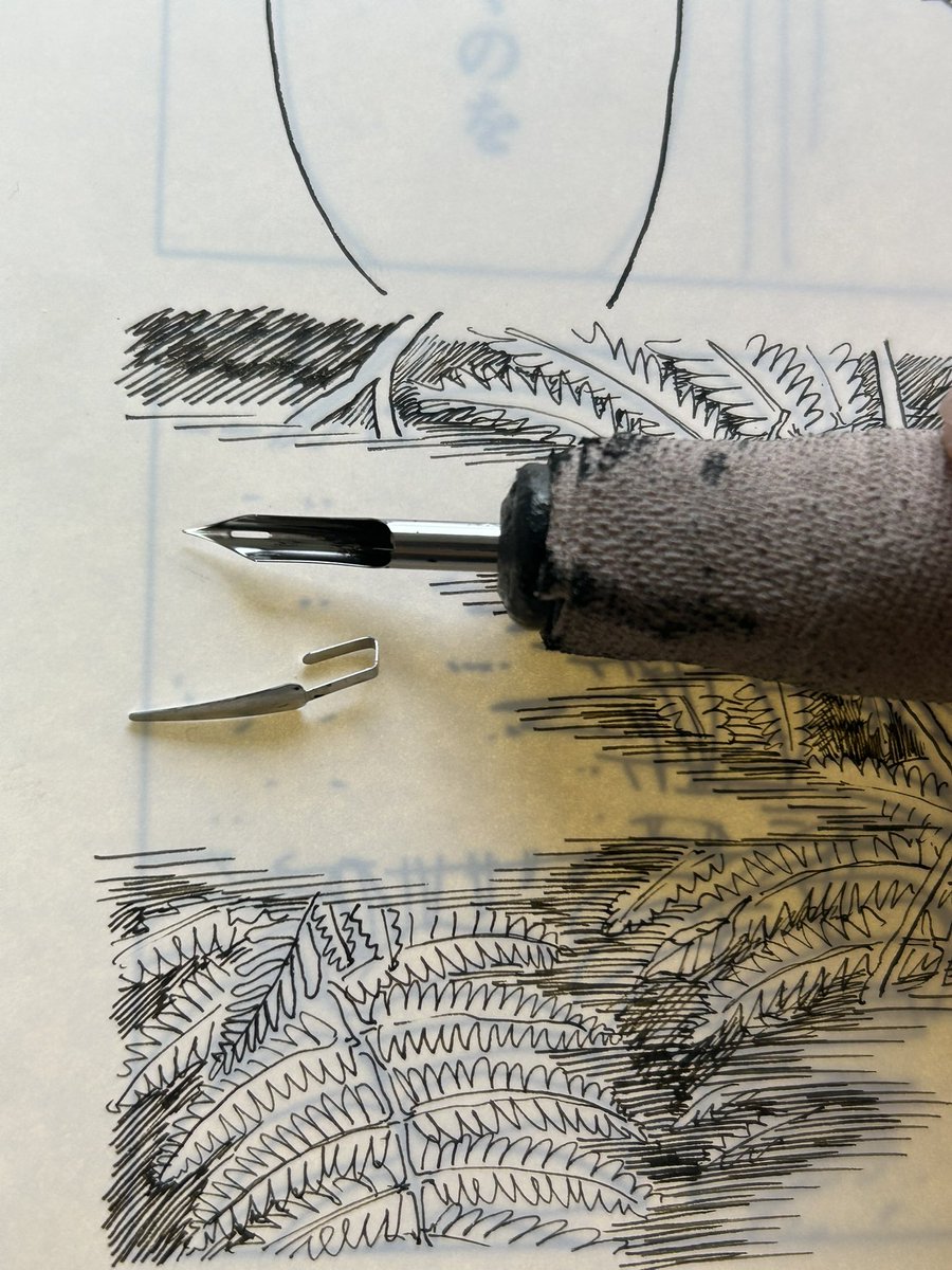 タチカワのTANK MASTER（インクがすごく長持ちする丸ペン）ほんとにインクが切れずにずーっと描けるすごい…機構的に描かない時水につけとかないとインクが中で固まるかなと思ってたけどインク受けの部分がスッと取り外せるので一旦拭けばよくありがたい😭作画効率上がりました