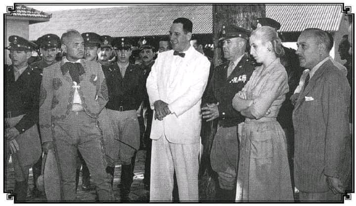 YoAmoaLaCiencia's tweet photo. Kamcia, ícono del Cine de Oro, fusilada en Argentina 

Kamcia fue uno de los caballos más queridos de México y fue ejecutada después del golpe de estado de 1955 en Argentina.

Gracias al cine mexicano, conocimos a la yegua Kamcia al lado de Pedro Infante en películas financiadas por el gobierno de Miguel Alemán Valdés.

Estas películas sirvieron como un medio de propaganda para fomentar el nacionalismo y el orgullo por la identidad mexicana, en las que los caballos tenían un papel protagónico.

Kamcia fue entrenada en la Escuela Militar de Equitación, convirtiéndose en una de las favoritas de exhibición de Manuel Ávila Camacho.

Motivo por el cual fue enviada a los Juegos Olímpicos de Londres en 1948.

Posteriormente, participó en giras por Europa con el equipo mexicano de equitación, alternando sus estadías en México para la grabación de películas.

En 1951, durante los Juegos Panamericanos en Buenos Aires, la esposa del presidente argentino, Eva Duarte de Perón, decidió comprar esta yegua.

El jefe de la delegación mexicana, Humberto Mariles, inicialmente se negó.

La solicitud llegó hasta el presidente mexicano, Miguel Alemán Valdés, quien ordenó que Kamcia fuera entregada como un regalo a Argentina.

Así, Kamcia pasó a formar parte de la cuadra de caballos de Eva Perón.

El teniente coronel Gabriel Gracida, entrenador de Kamcia, lamentó profundamente la pérdida de la yegua.

Argumentando que México perdía uno de los animales más inteligentes que había podido entrenar en toda su carrera.

Kamcia se convirtió en una de las yeguas favoritas de Eva Perón, llevándola a sufrir las consecuencias del golpe de estado de 1955.

Juan Domingo Perón, durante sus años en el poder, desarrolló una gran pasión por las carreras de caballos y por tener cientos de estos animales, convirtiéndolos en un símbolo de su poder.

La expropiación de caballos de carrera los llevó a ser usados para trabajos extenuantes, como llevar cargas pesadas o jalar carretones, esto como una forma de venganza hacia Perón.

Pinto, Tuerto, Esterlina y Kamcia fueron algunos de los caballos y yeguas fusilados públicamente al ser símbolos de la lealtad peronista.

Kamcia que valía "lo que usted pese en oro, las tres estrellas más bellas del cielo y lo que usted más quiera en la vida" terminó siendo quemada frente a la caballleriza presidencial.