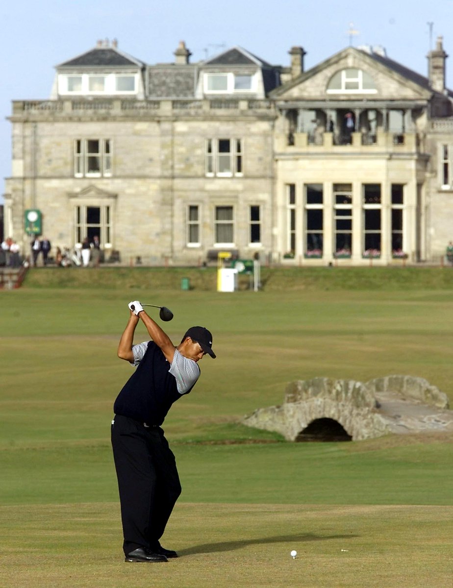 jonathanrwall's tweet image. Shoutout to Kevin Cook’s Tiger Slam book for offering a bit of gear minutiae I’d never heard before. 

During the 2000 Open Championship, Tiger used only one 2.1-inch tee for 72 holes. One. 

The tee remained in a leather pouch with his wallet and wallet from then on.