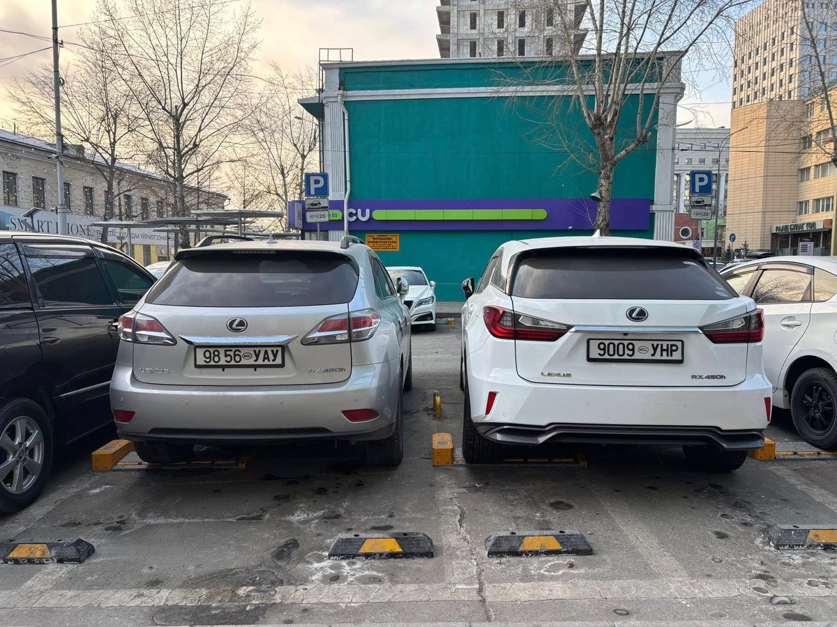 Иргэний Bat-Orgil Dush: Хотын төвийн төлбөртэй зогсоолууд ийм хаалттай, төлбөрөө төлөхөөр хаалт нь буудаг юм бна. Гэтэл зарим жолооч нар төлбөр төлөхгүйн тулд хаалтан дээр нь дугуйгаа тааруулаад зогсдог юм бна. Зогсоолын төлбөрөө төлж чадахгүй юм бол машин унах хэрэг бна уу даа.