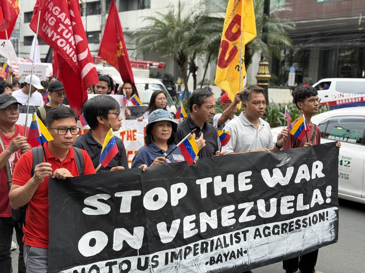 bulatlat's tweet photo. HANDS OFF VENEZUELA: Filipino activists are marching here at Kalaw Avenue, Manila in solidarity with the people of Venezuela after the United States (US) bombed their capital, Caracas, and abducted their president last January 3. (via Dominic Gutoman/Bulatlat) https://t.co/DlOBnpFxmF