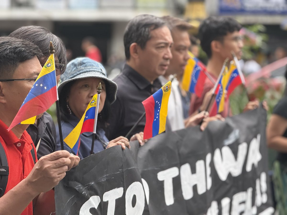 bulatlat's tweet photo. HANDS OFF VENEZUELA: Filipino activists are marching here at Kalaw Avenue, Manila in solidarity with the people of Venezuela after the United States (US) bombed their capital, Caracas, and abducted their president last January 3. (via Dominic Gutoman/Bulatlat) https://t.co/DlOBnpFxmF