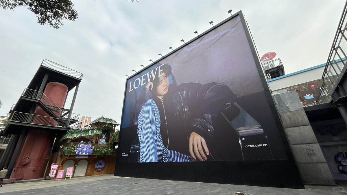 mtjuju816's tweet image. Check in กำแพง Dongjiao 
LOEWE Spring/Summer Collection
น้องหล่อมากเลย อยากเห็นรูปเต็มแล้ว  💚