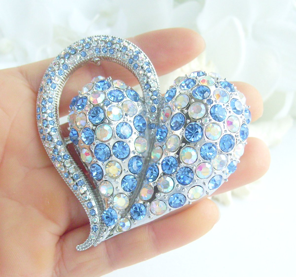Introducing our Love Heart brooch pin! Featuring exquisite