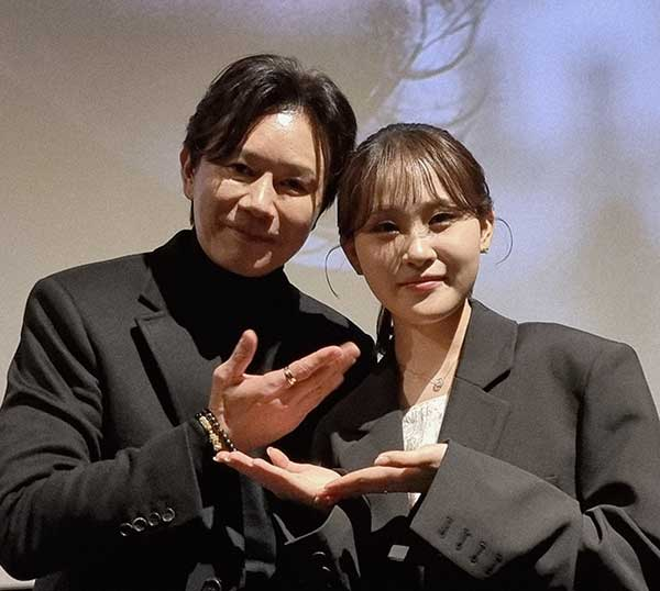 imbcenews's tweet photo. 김다현 "'아빠'라고 부른 사람은 김민종이 처음" 
#피렌체 #Florence_KnockinOnYou #김다현 #KimDaHyun 
#김민종 #KimMinjong #대본리딩 #영화개봉 #iMBC연예 

“제가 태어나 처음으로 ‘아빠’라는 호칭을 쓴 분”이라며 “김민종 선배님, 아니 아빠께서 대본 리딩할 때나 촬영할 때 자상하게 연기와 감정 설명도 해주시고 칭찬도 많이 해주셔서 촬영을 잘 마무리할 수 있었다”고 촬영 당시의 기억을 떠올렸다.

이어 “오늘 설레는 마음으로 시사회를 봤는데 제 스스로는 연기에 열심히 임했었다는 생각이 들었다”며 “앞으로도 기회가 주어진다면 계속 연기에도 도전하고 싶다”고 각오를 밝혔다. 

영화 ‘피렌체’의 주인공 석인 역을 맡은 김민종은 “김다현은 가수 뿐만 아니라 배우로도 대성할 자질이 있다”고 격려하며 화기애애한 분위기를 연출했다.

🔗https://t.co/9N70QWCEXM