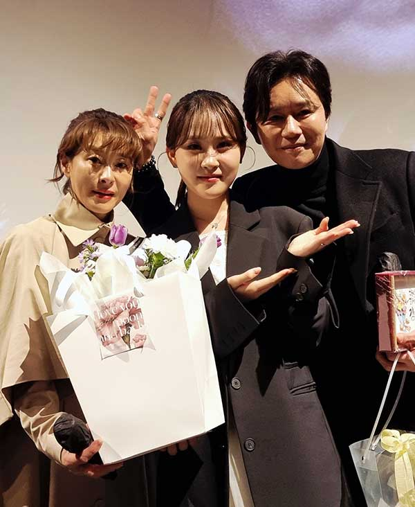 imbcenews's tweet photo. 김다현 "'아빠'라고 부른 사람은 김민종이 처음" 
#피렌체 #Florence_KnockinOnYou #김다현 #KimDaHyun 
#김민종 #KimMinjong #대본리딩 #영화개봉 #iMBC연예 

“제가 태어나 처음으로 ‘아빠’라는 호칭을 쓴 분”이라며 “김민종 선배님, 아니 아빠께서 대본 리딩할 때나 촬영할 때 자상하게 연기와 감정 설명도 해주시고 칭찬도 많이 해주셔서 촬영을 잘 마무리할 수 있었다”고 촬영 당시의 기억을 떠올렸다.

이어 “오늘 설레는 마음으로 시사회를 봤는데 제 스스로는 연기에 열심히 임했었다는 생각이 들었다”며 “앞으로도 기회가 주어진다면 계속 연기에도 도전하고 싶다”고 각오를 밝혔다. 

영화 ‘피렌체’의 주인공 석인 역을 맡은 김민종은 “김다현은 가수 뿐만 아니라 배우로도 대성할 자질이 있다”고 격려하며 화기애애한 분위기를 연출했다.

🔗https://t.co/9N70QWCEXM