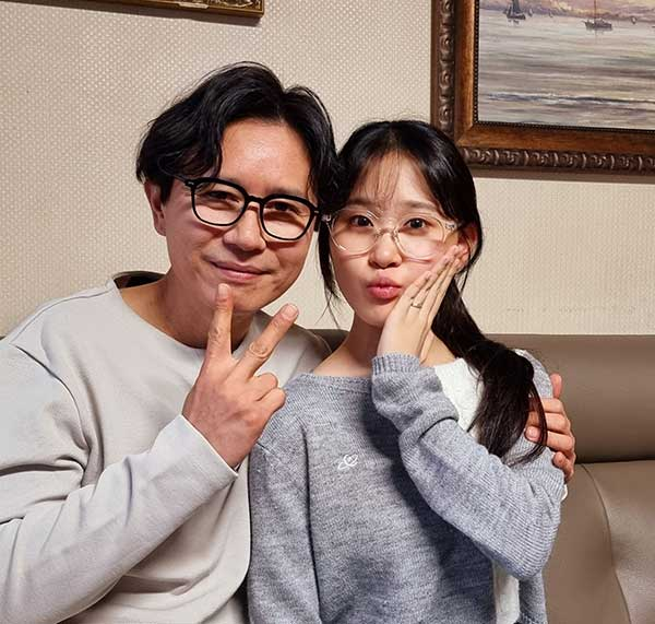imbcenews's tweet photo. 김다현 "'아빠'라고 부른 사람은 김민종이 처음" 
#피렌체 #Florence_KnockinOnYou #김다현 #KimDaHyun 
#김민종 #KimMinjong #대본리딩 #영화개봉 #iMBC연예 

“제가 태어나 처음으로 ‘아빠’라는 호칭을 쓴 분”이라며 “김민종 선배님, 아니 아빠께서 대본 리딩할 때나 촬영할 때 자상하게 연기와 감정 설명도 해주시고 칭찬도 많이 해주셔서 촬영을 잘 마무리할 수 있었다”고 촬영 당시의 기억을 떠올렸다.

이어 “오늘 설레는 마음으로 시사회를 봤는데 제 스스로는 연기에 열심히 임했었다는 생각이 들었다”며 “앞으로도 기회가 주어진다면 계속 연기에도 도전하고 싶다”고 각오를 밝혔다. 

영화 ‘피렌체’의 주인공 석인 역을 맡은 김민종은 “김다현은 가수 뿐만 아니라 배우로도 대성할 자질이 있다”고 격려하며 화기애애한 분위기를 연출했다.

🔗https://t.co/9N70QWCEXM