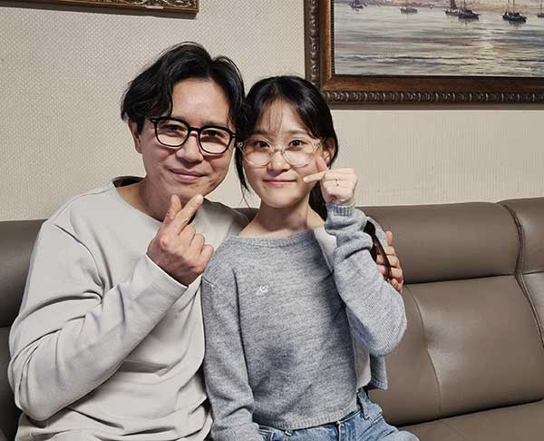 imbcenews's tweet photo. 김다현 "'아빠'라고 부른 사람은 김민종이 처음" 
#피렌체 #Florence_KnockinOnYou #김다현 #KimDaHyun 
#김민종 #KimMinjong #대본리딩 #영화개봉 #iMBC연예 

“제가 태어나 처음으로 ‘아빠’라는 호칭을 쓴 분”이라며 “김민종 선배님, 아니 아빠께서 대본 리딩할 때나 촬영할 때 자상하게 연기와 감정 설명도 해주시고 칭찬도 많이 해주셔서 촬영을 잘 마무리할 수 있었다”고 촬영 당시의 기억을 떠올렸다.

이어 “오늘 설레는 마음으로 시사회를 봤는데 제 스스로는 연기에 열심히 임했었다는 생각이 들었다”며 “앞으로도 기회가 주어진다면 계속 연기에도 도전하고 싶다”고 각오를 밝혔다. 

영화 ‘피렌체’의 주인공 석인 역을 맡은 김민종은 “김다현은 가수 뿐만 아니라 배우로도 대성할 자질이 있다”고 격려하며 화기애애한 분위기를 연출했다.

🔗https://t.co/9N70QWCEXM