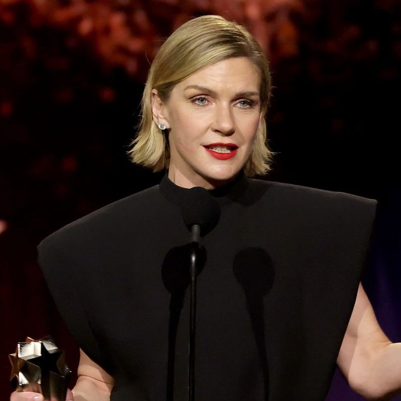 ripleysdunham's tweet image. karolinas lipstick on rheas cheek during her acceptance speech oh the rhealina stocks are through the roof