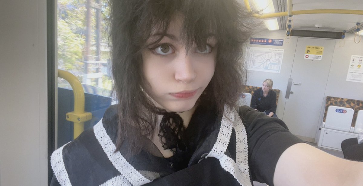 corecorechan's tweet image. 12 mins late hair already messed up phone on 10% at least I get to hang out with my friend