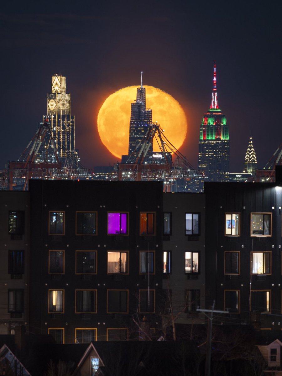 DanTVusa's tweet image. “Hungry like the wolf” 
Photographing tonight’s Wolf Moon from over 14.5 miles away from #NewYorkCity 
(Sony a1ii with 200-600mm)