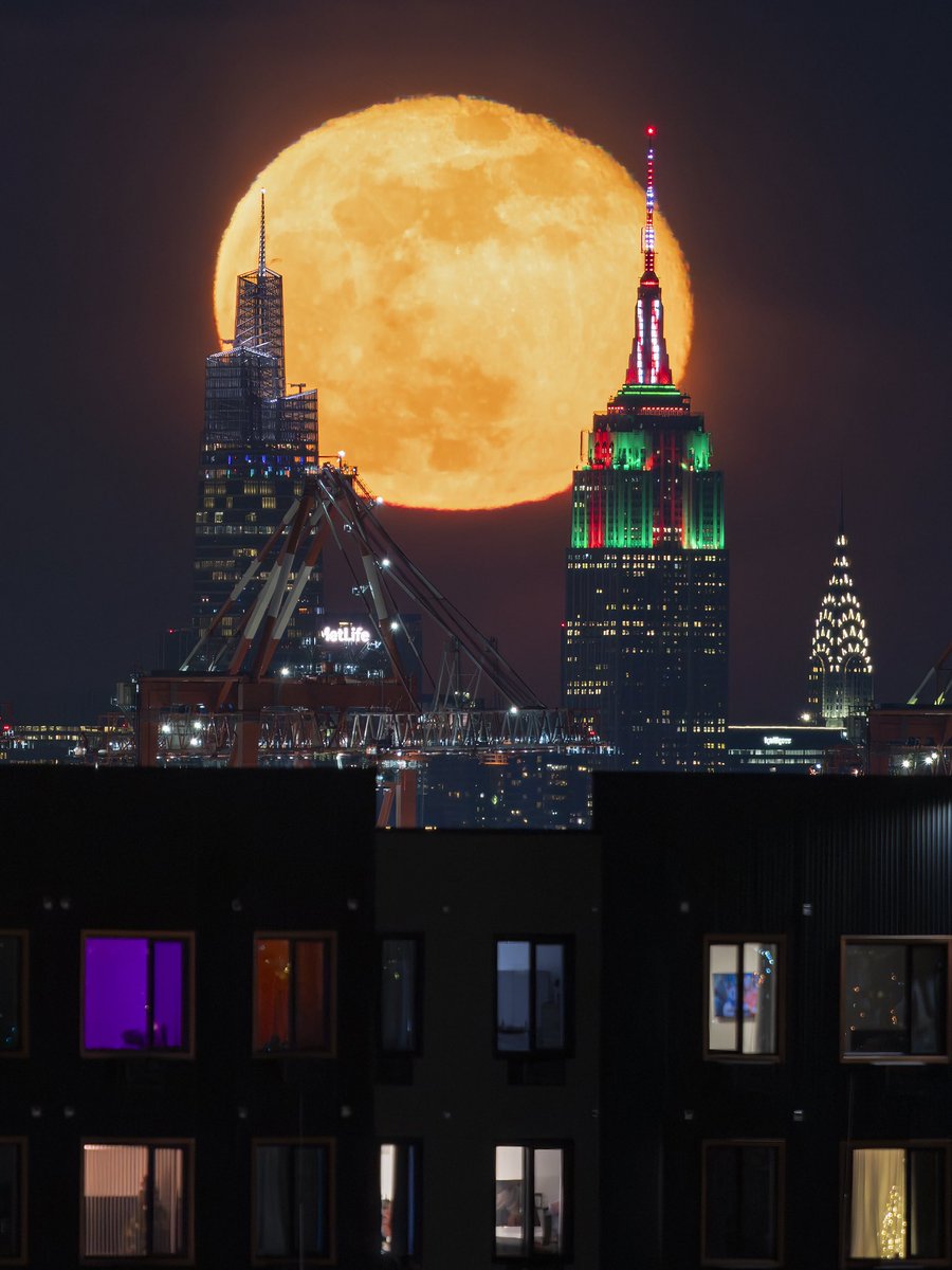 DanTVusa's tweet image. “Hungry like the wolf” 
Photographing tonight’s Wolf Moon from over 14.5 miles away from #NewYorkCity 
(Sony a1ii with 200-600mm)