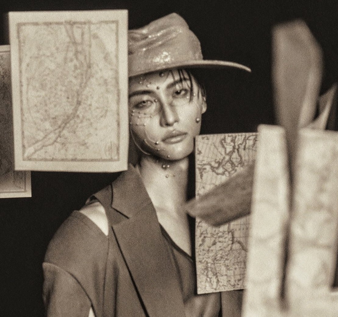 fiddledumplings's tweet image. I know it already aligns well with songzio's aesthetics but I'm taking the compasses and the maps as ateez references