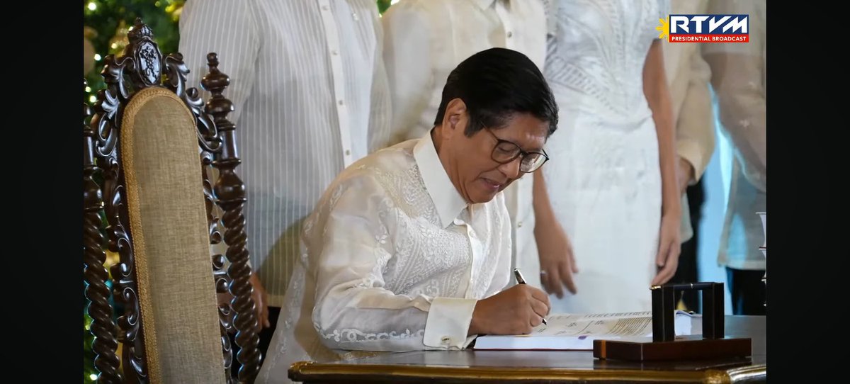 choczoned's tweet photo. BREAKING: President Ferdinand "Bongbong" Marcos Jr. officially signed the P6.793 trillion national budget for 2026 during the ceremonial signing in Malacañang. @mnlstandardph
 
Screenshots from RTVM livestream https://t.co/N1fE9bdt8E