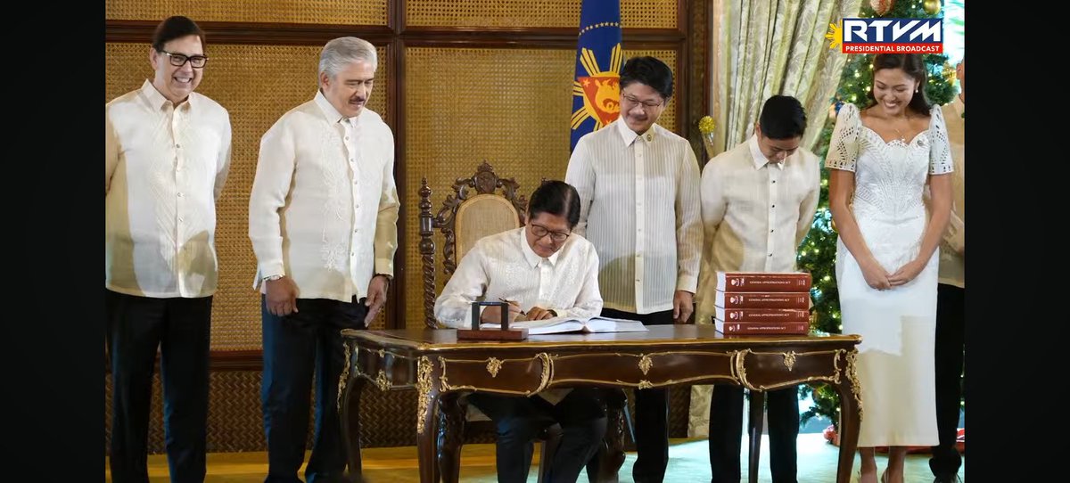 choczoned's tweet photo. BREAKING: President Ferdinand "Bongbong" Marcos Jr. officially signed the P6.793 trillion national budget for 2026 during the ceremonial signing in Malacañang. @mnlstandardph
 
Screenshots from RTVM livestream https://t.co/N1fE9bdt8E