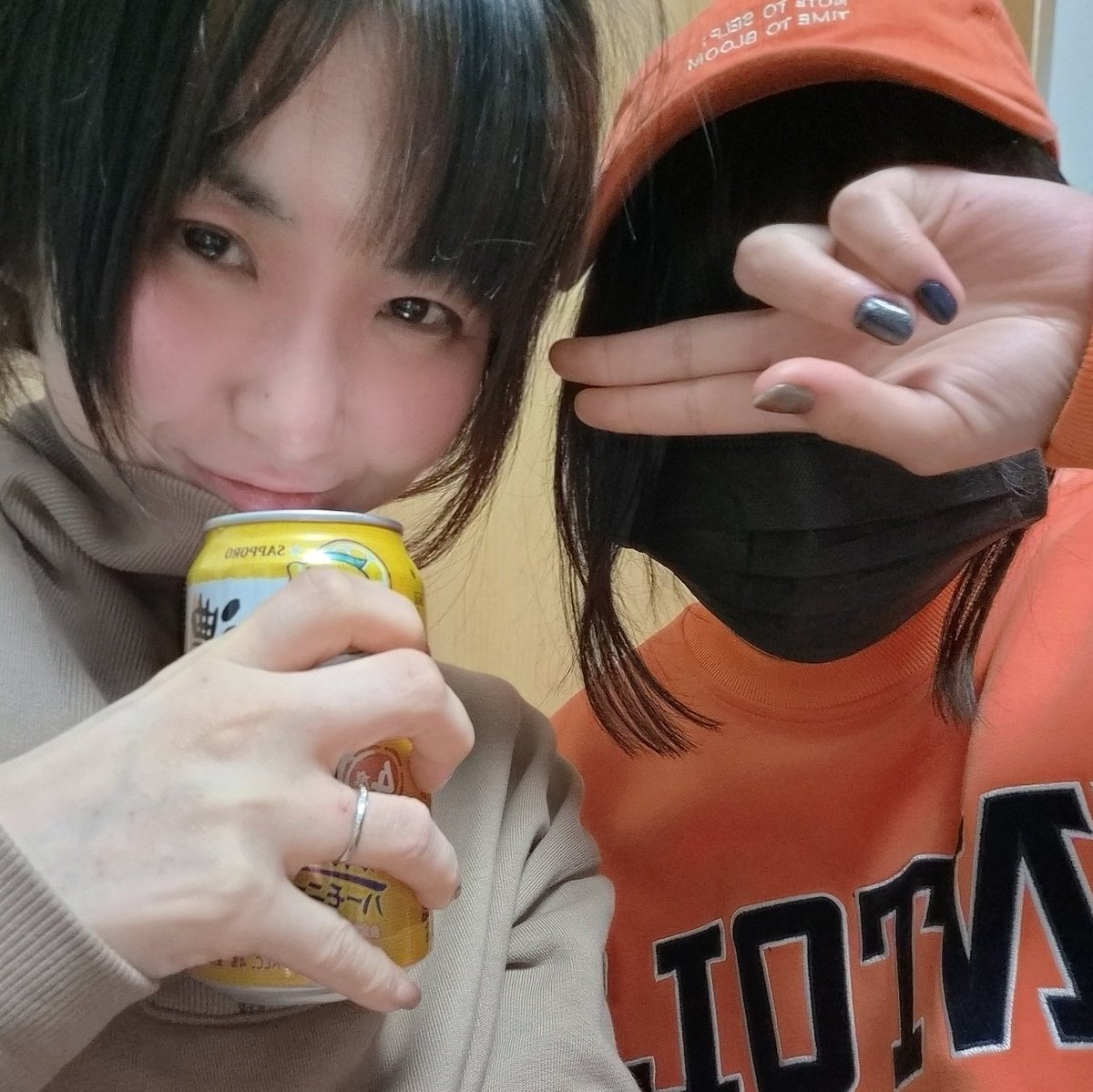 本年もよろしくお願いいたします！

新年一発目のライブは1月7日(水)、池袋monoさんでのstep the sunです🫶✨
MINa&amp;芽依で出演いたします！

写真は昨年あさがやドラムでデビュー(？)した、娘と😳✨
お酒飲んで寝てお酒飲んで寝ての三が日でした！！今日から日常の方が多いかな？頑張ろうー！！💪♥️