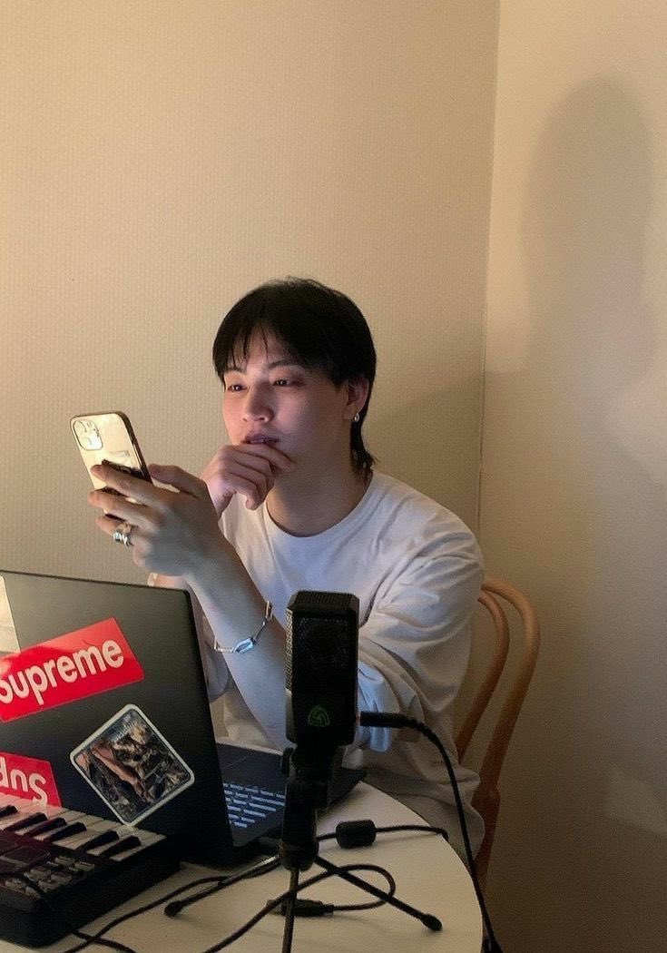 𝐩𝐨𝐯: você namora/fica comigo e essa é sua galeria