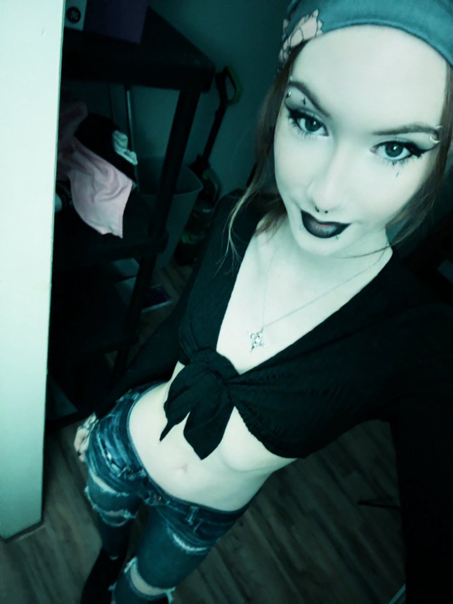 TrinitySmokez's tweet photo. I am the weird kid turned sexy
#femcel https://t.co/q5pxc7SZBd