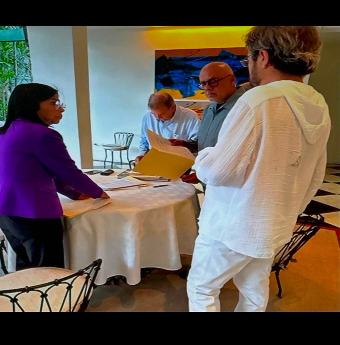 SrDazuk's tweet photo. SE ACABO LA POLITIQUERIA BARATA DE LA MUD-PSUV!!! NO MAS TRAIDORES, NO MAS VENDEHUMOS, NO MAS CHARLATANES. VIVA LA LIBERTAD CARAJO!! https://t.co/S0NusVXqvF