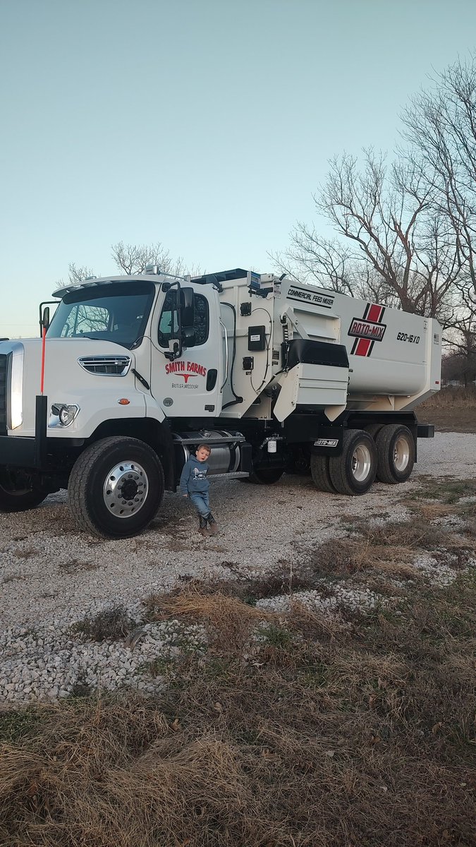 ZephSmith55's tweet photo. #3 got bragging rights that he was the first kid to ride in the new feed truck https://t.co/IJQX3QX1kD