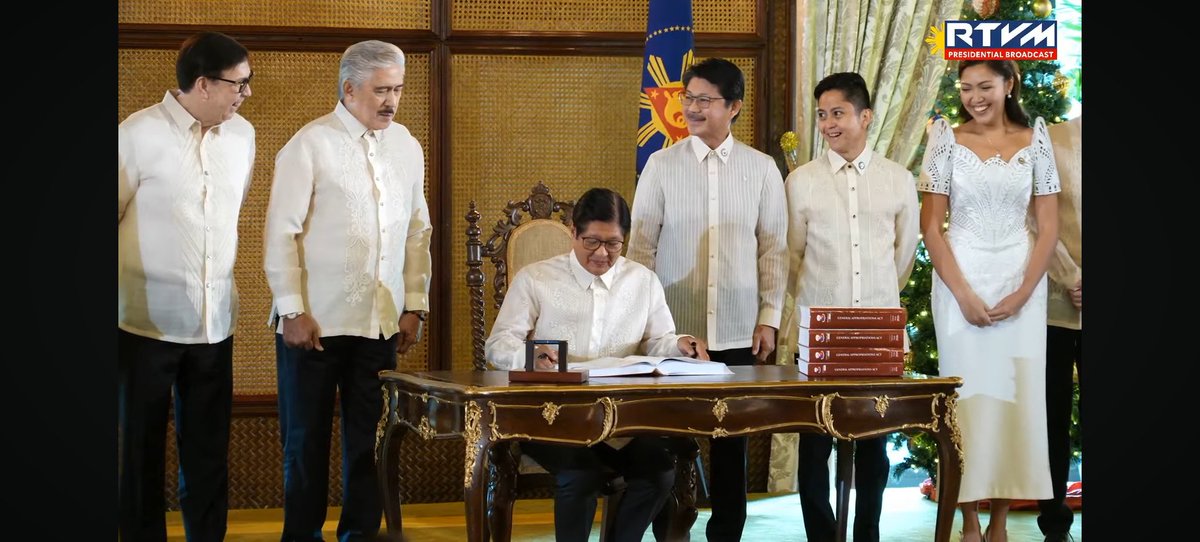 choczoned's tweet photo. BREAKING: President Ferdinand "Bongbong" Marcos Jr. officially signed the P6.793 trillion national budget for 2026 during the ceremonial signing in Malacañang. @mnlstandardph
 
Screenshots from RTVM livestream https://t.co/N1fE9bdt8E