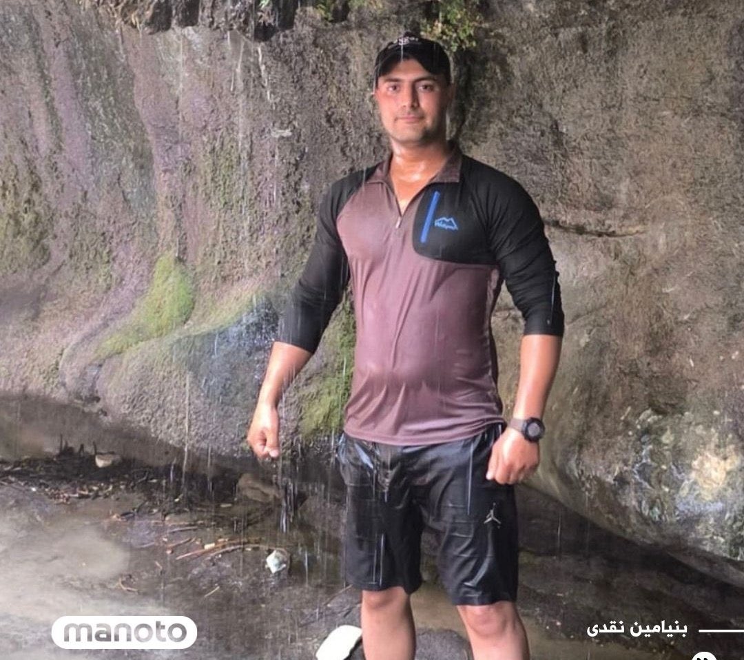 Davod1402's tweet photo. داداشم عکستو میزنم به دیوار اتاقم که همیشه یادم بمونه شجاعت دقیقا چه شکلیه…

مطمئنم که تو قوی میمونی و دوباره به آغوش خانواده برمیگردی❤️

#شیراز_قلب_ایران
#Benyamin_Naghdi https://t.co/Zsb8vNygKE