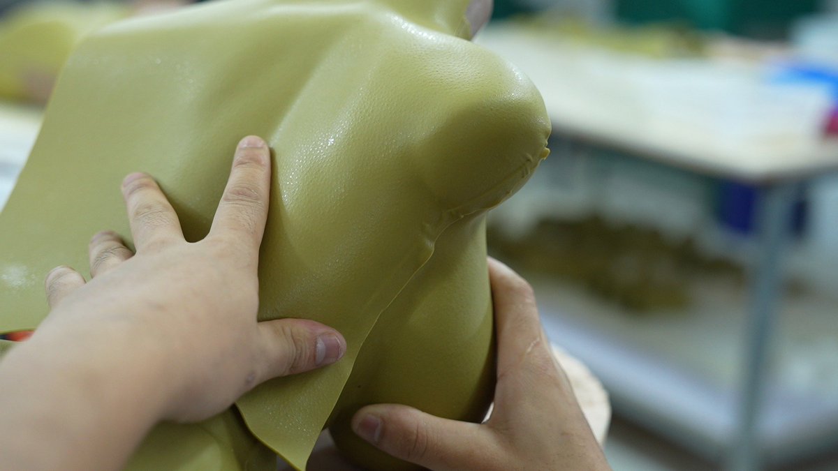 DollLabOfficial's tweet image. 🧐Ever wondered why some dolls feel and look so natural?
👀It’s not filters. It’s not post-processing.
👇The answer is right here, in the original mold where the skin texture is created.