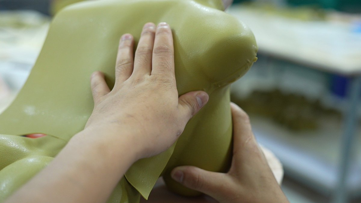 DollLabOfficial's tweet image. 🧐Ever wondered why some dolls feel and look so natural?
👀It’s not filters. It’s not post-processing.
👇The answer is right here, in the original mold where the skin texture is created.