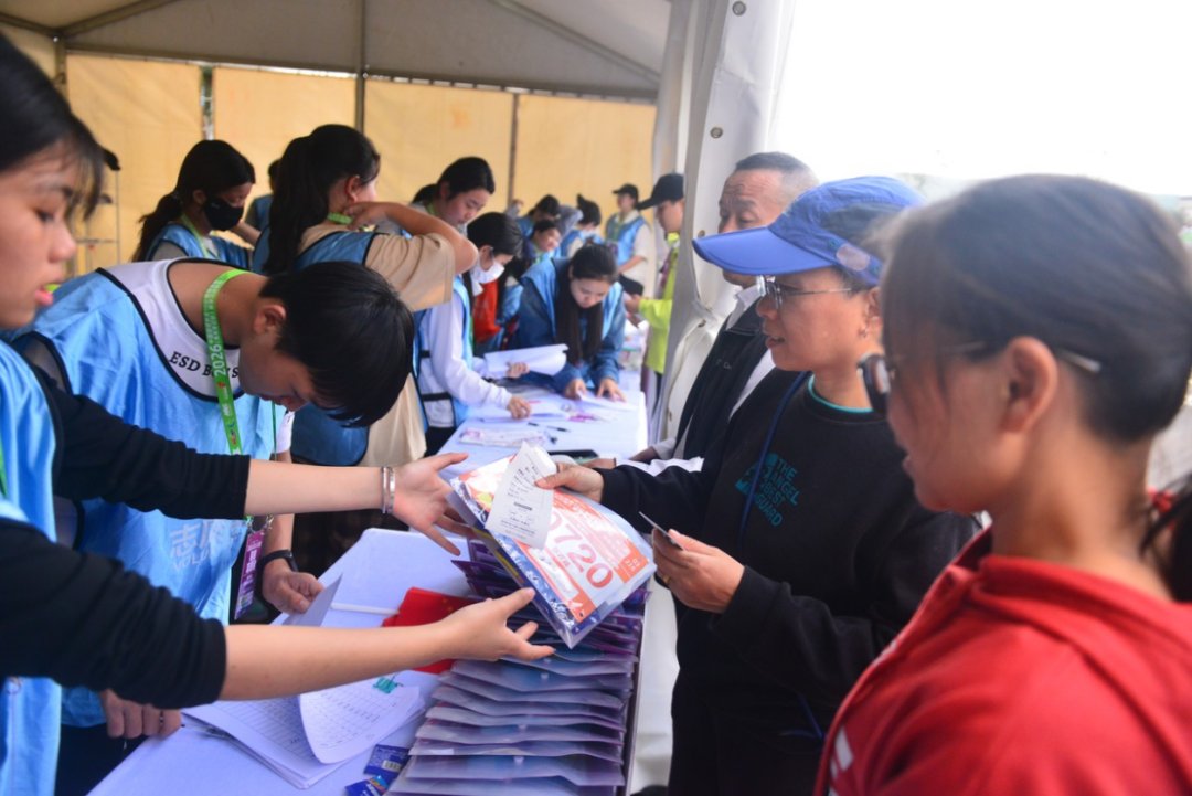 On January 3, 2026, with the sound of a clear starting gun, the 2026 China Athletics Association 10K Elite Race (Chengmai, Hainan) and the Chengmai New Year Run officially commenced at the Laocheng Technology New City Plaza, marking a vibrant beginning for Chengmai in the new