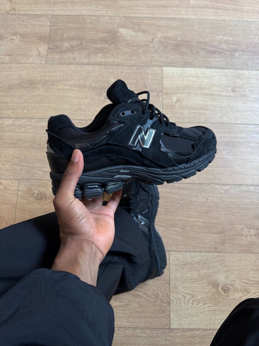 JustFreshKicks tweet media