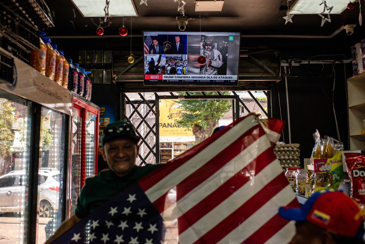 油市平穩】石油市場或能消化委內瑞拉事件衝擊分析稱供應過剩是主因https://t.co/0nr6ZdI14u 儘管美國抓捕馬杜羅引發政治地震，但全球原油 市場可消化相關衝擊。委內瑞拉主要石油設施仍在運作，而該國產量佔全球供應已不足1%。全球供應大量過剩，油價徘徊每桶60美元，市場能 ...