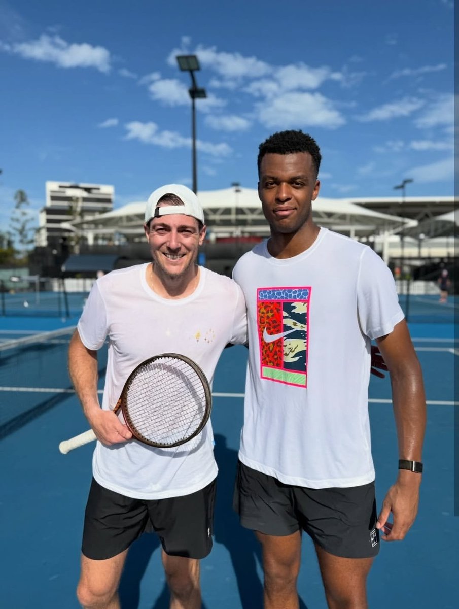 JeanVSReis's tweet image. Primeira vitória brasileira no ano!

🇧🇷 Marcelo Demoliner, ao lado de 🇫🇷 Giovanni Perricard, estreou com vitória no ATP 250 de Brisbane 🇦🇺.

Eles venceram no super tie-break 🇲🇽 Santiago González e 🇳🇱 Jean-Julien Rojer, com parciais de 6/3, 4/6 e 10/7.

Na próxima rodada,…