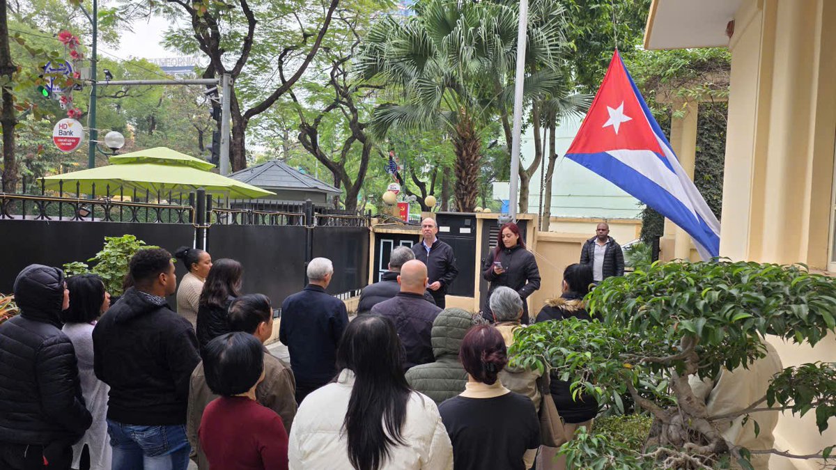 Al izar la Bandera de la Estrella Solitaria a media asta y entonar el Himno Nacional en <a href="/EmbaCubaVietnam/">Embajada de Cuba en Vietnam/ Đại sứ quán Cuba</a>, rendimos tributo  a nuestros compatriotas caídos heroicamente en combate en Venezuela frente a la cobarde y artera agresión imperialista. 

¡Honor y gloria a nuestros héroes!
