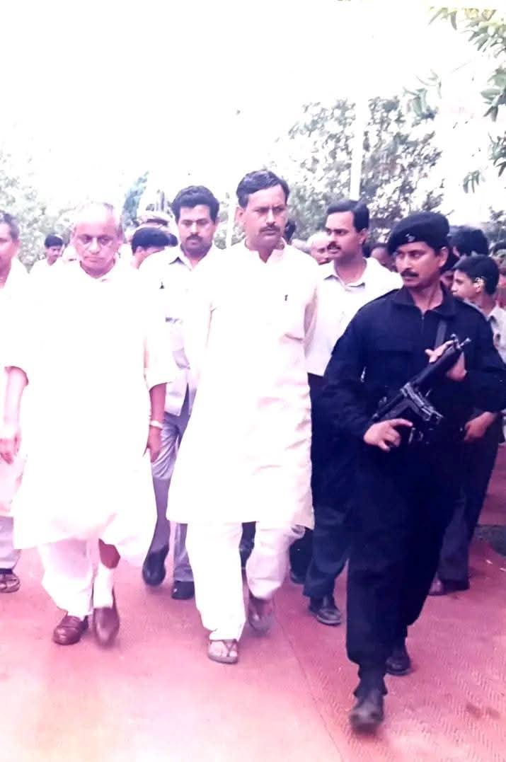 sanjay_Kmisra's tweet photo. प्रखर राष्ट्रवादी नेता श्रद्धेय कल्याण सिंह जी की जयंती पर उन्हें सादर नमन।

उत्तर प्रदेश में अपराध-मुक्त शासन के प्रतीक कल्याण सिंह जी ने देश की विरासत और सांस्कृतिक स्वाभिमान की रक्षा के सिद्धांतों से कभी समझौता नहीं किया और अपने वैचारिक मूल्यों पर अडिग रहते हुए सत्ता का त्याग कर दिया। लोककल्याण और जनसेवा के प्रति उनके कार्य आज भी स्मरणीय हैं।

#Kalyansingh #RangnathMishra @RajveersinghUP