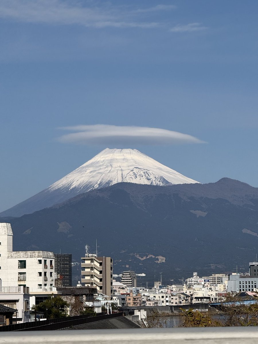 xchanmamax's tweet photo. 今朝の富士山は笠雲 https://t.co/QcZRCs50Sc
